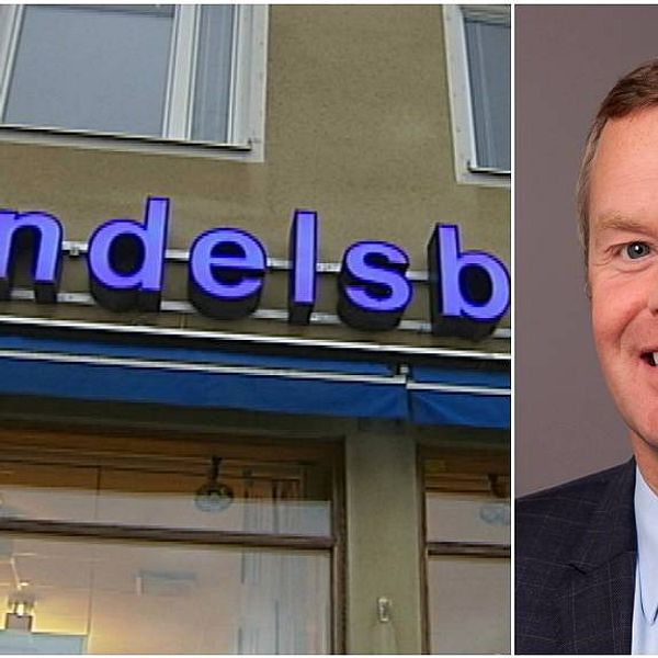 Bild på skylt ”handelsbanken”, man i mörk kostym, grå skjorta och röd slips