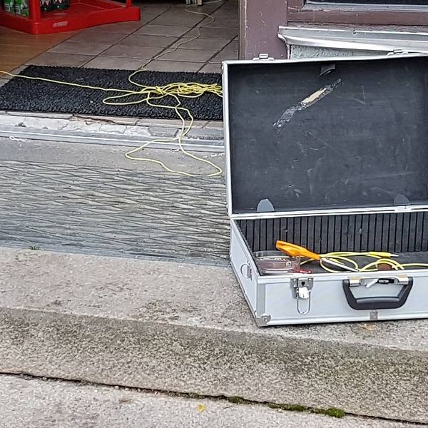 En verktygsväska på en trappa