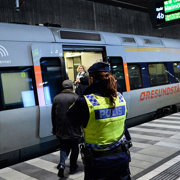 Polis utanför ett Öresundståg som stannat vid Hyllie station utanför Malmö för gränskontroll. Bilden togs i december i fjol.