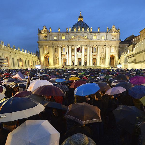Katoliker i spänd väntan på Petersplatsen