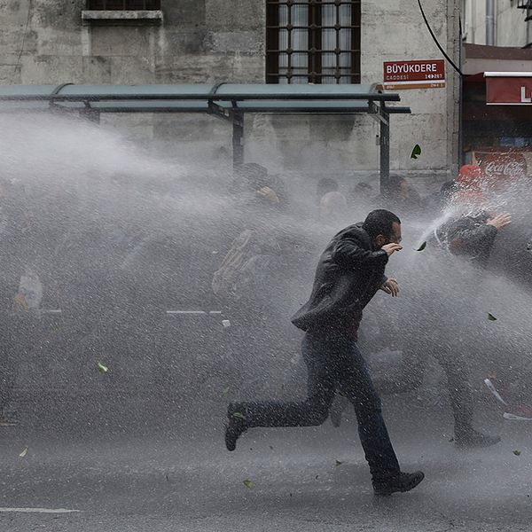 Turkisk polis använder vattenkanoner mot demonstranter.