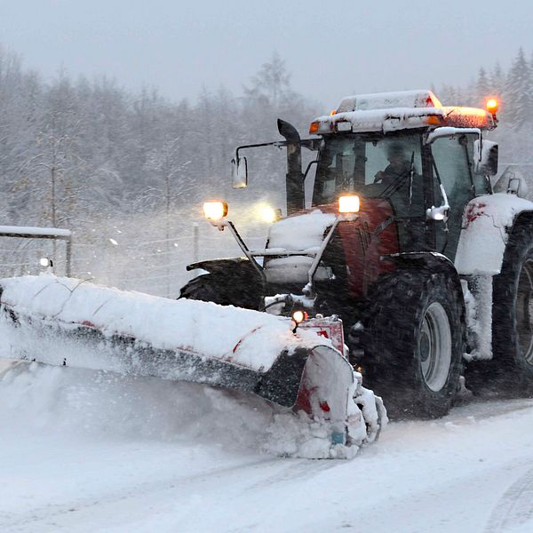 Traktor plogar snö