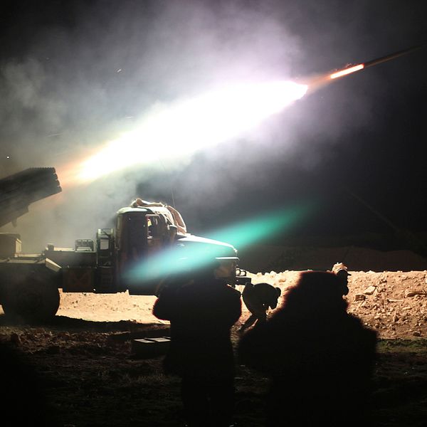 Syriska armén attackerade IS i Raqqa i februari i år.