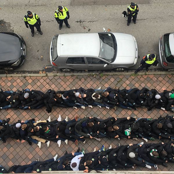 Fotbollssupportrar omhändertas på Trelleborgsgatan, i närheten av Folkets Park i Malmö, efter bråk inför den allsvenska matchen mellan Malmö FF och Hammarby IF på söndagen.