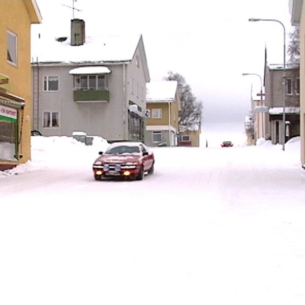 Gatuvy Åsele, tom förutom en bil