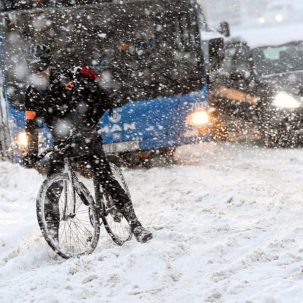 Cyklist har fastnat i en snödriva.