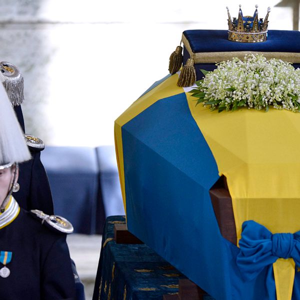 Hedersvakt vid prinsessan Lilians kista i Slottskyrkan i Stockholms Slott vid begravningen på lördagen.