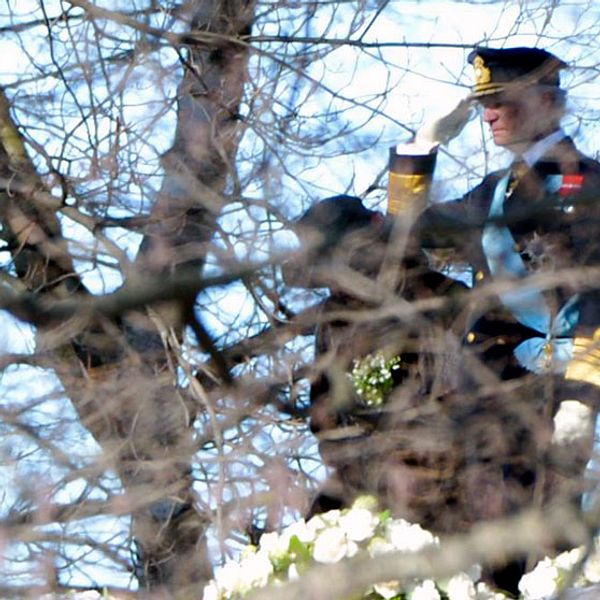 Kung Carl Gustaf vid prinsessan Lilians gravsättning.