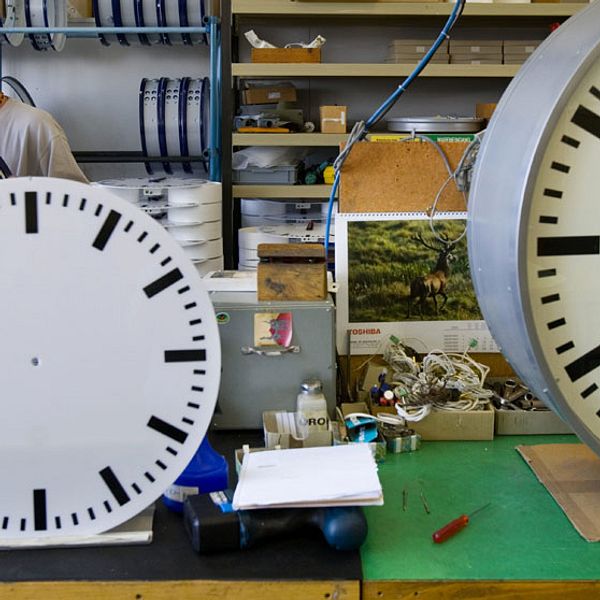 Vid en fabrik i schweiziska Sumiswald tillverkas klockor till järnvägsstationer.