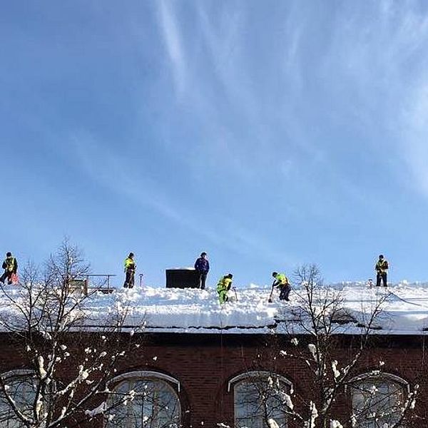 Snöskottare på taket till KTH