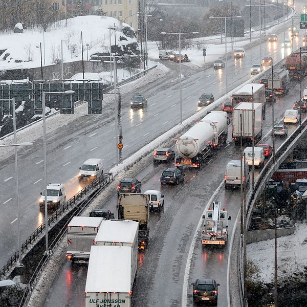 E4 Essingeleden i Stockholm stängdes på torsdagseftermiddagen av för att kunna snöröjas.