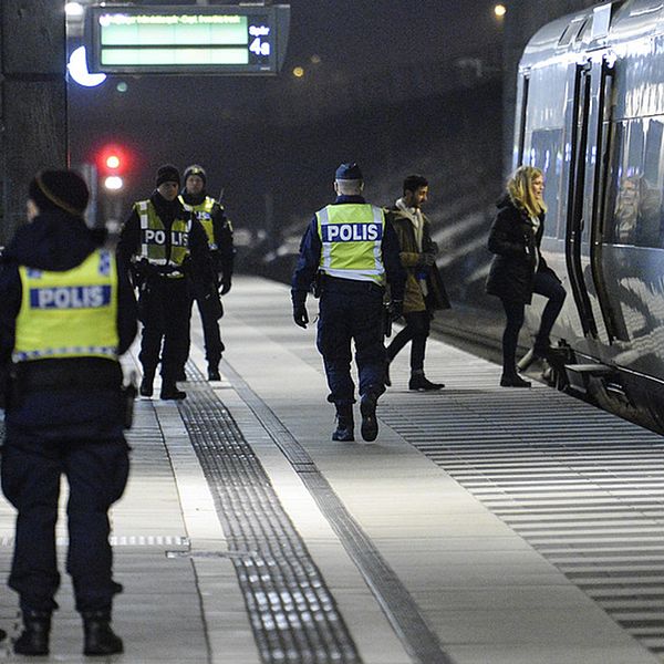 Polis på väg ombord på ett Öresundståg som stannat vid Hyllie station utanför Malmö för att genomföra gränskontroll. I har regeringen gett besked om en förlängning av kontrollerna.