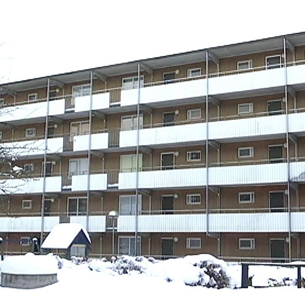 Husfasad i Husby i snö