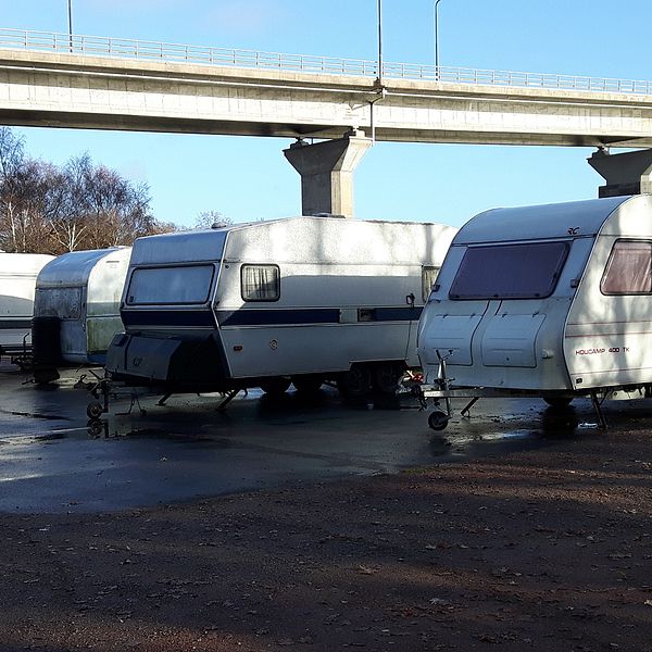 Husvagnar uppställda under Ölandsbron, på Svinö.