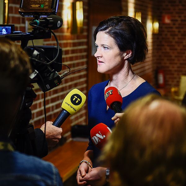 Moderaternas partiledare Anna Kinberg Batra pratar med media under sitt besök på Nacka Gymnasium i Stockholm under fredagen.