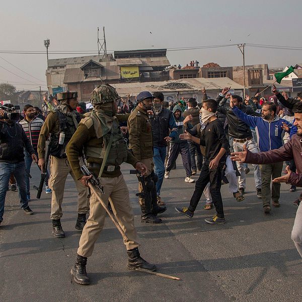 De senaste dagarna har flera våldsamma sammandrabbningar mellan indiska och pakistanska soldater i Kashmir lett till en upptrappning av konflikten.