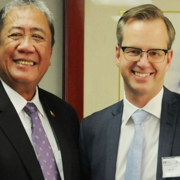 Näringsministern Mikael Damberg (S) tillsammans med en filippinsk minister. Foto: SVT.