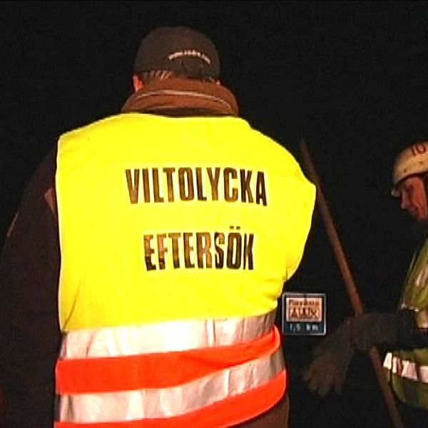 Man med väst på vilken det står ”Viltolycka” på ryggen.