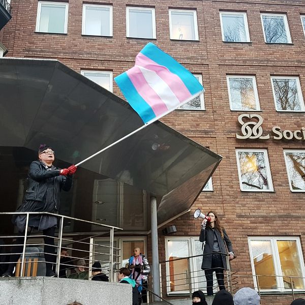 En aktivistgrupp för främjandet av transrättigheter i Sverige med fokus på sjukvård ockuperade delar av Socialstyrelsens lokaler på Rålambsvägen i Stockholm.