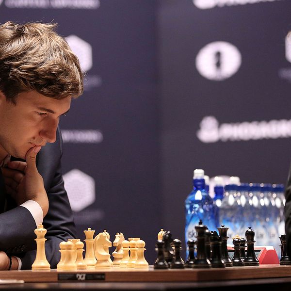 Norrmannen Magnus Carlsen förlorade det åttonde partiet mot ryssen Sergej Karjakin. Bilden är tagen under det fjärde partiet.