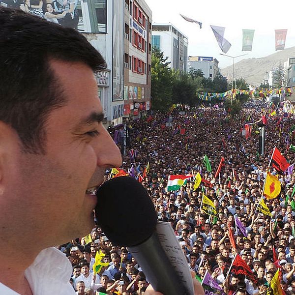 HDP-ledaren Selahattin Demirtastalar vid ett möte
