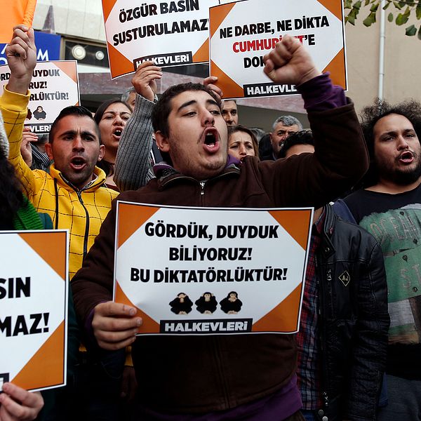 Bild från en demonstration mot den turkiska regimens tillslag mot oppositionstidningen  Cumhuriyet i oktober.