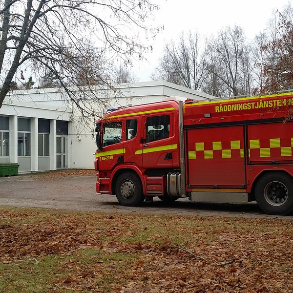 En av räddningstjänstens bilar utanför Åkrahällskolani Nybro