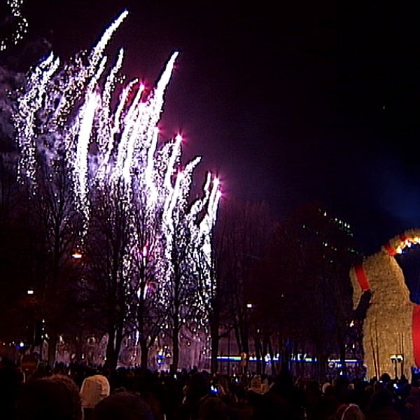 En bild på fyrverkerier och Gävlebocken under söndagens invigning.