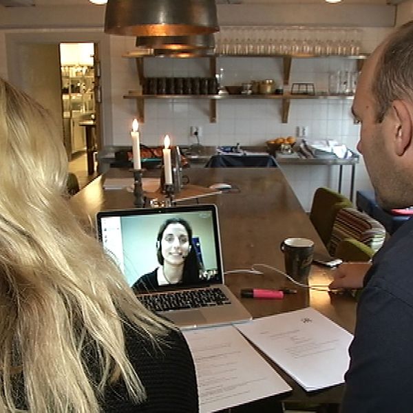 Magnus Wieselqvist och Maria Eriksson talar med Isabella Giles över datorn.