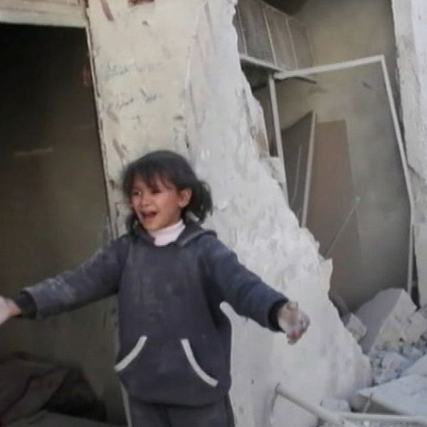 Barnen räddas från sönderbombat hus i Aleppo
