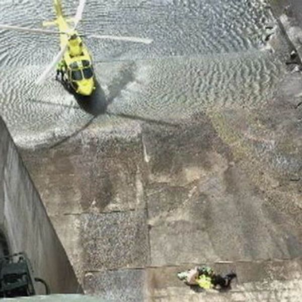 räddningshelikoptern och personal nere i dammkonstruktionen
