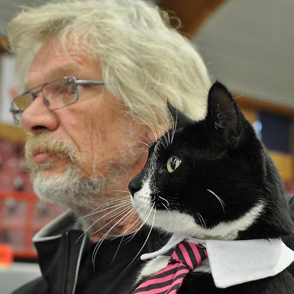 Lars Leveau och katten Sören Fernström från Blekinge, som under sex år har samlat in över en halv miljon kronor till behövande katter runt om i Sverige genom att människor får betala för att klappa honom.