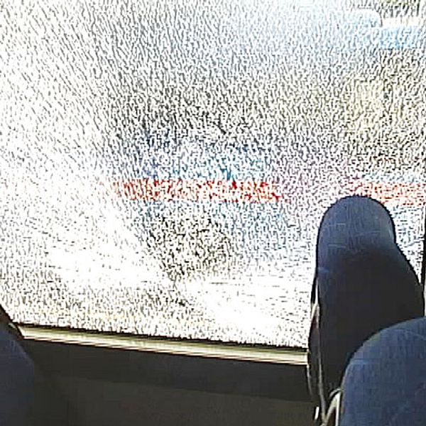 Sönderskjuten ruta i buss