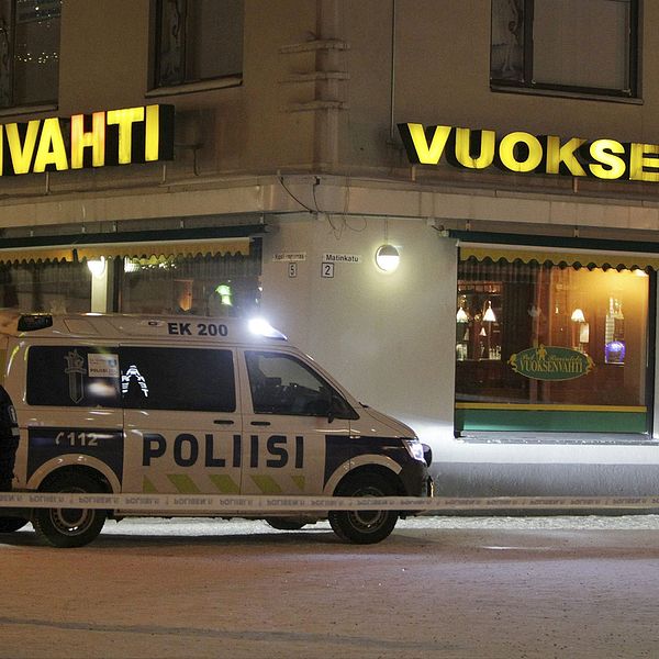 Polis vid brottsplatsen. En politiker och två journalister sköts ihjäl utanför restaurangen i Imatra, i östra Finland.