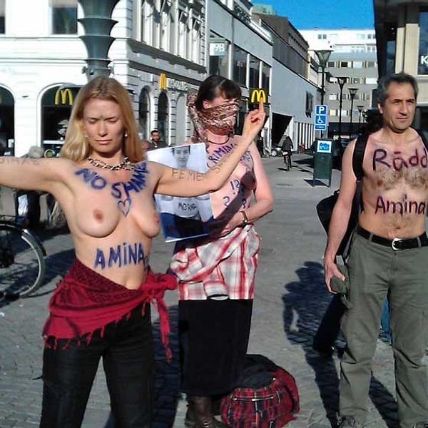 Jenny Wenhammar (till vänster) är en del av den barbröstade aktivistgruppen Femen.
