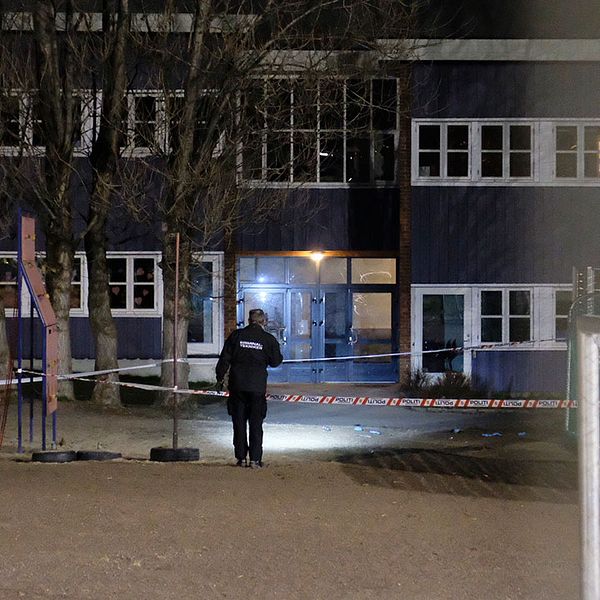 Polis undersöker skolgården i norska Kristiansand där två personer mördades på måndagen.