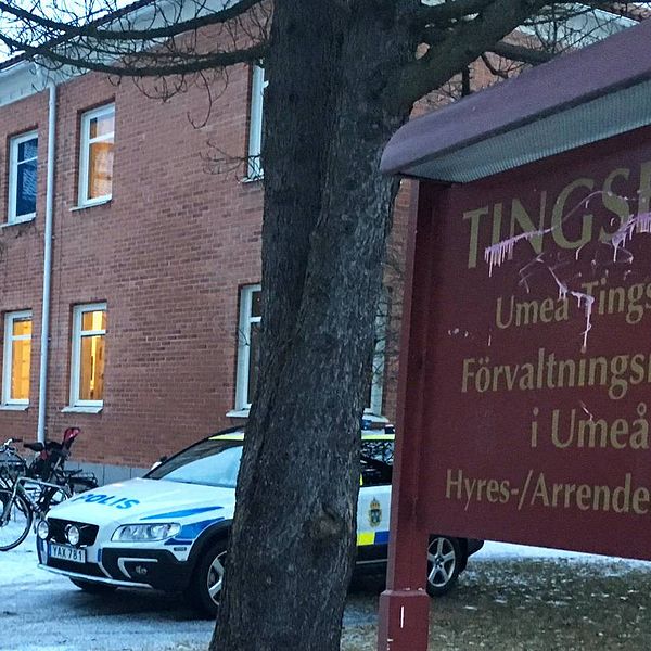 umeå tingsrätt, umeå tingshus, polisbil, cykelställ, cyklar