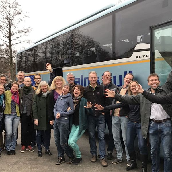 Personer från Svenska Kammarorkestern utanför en buss