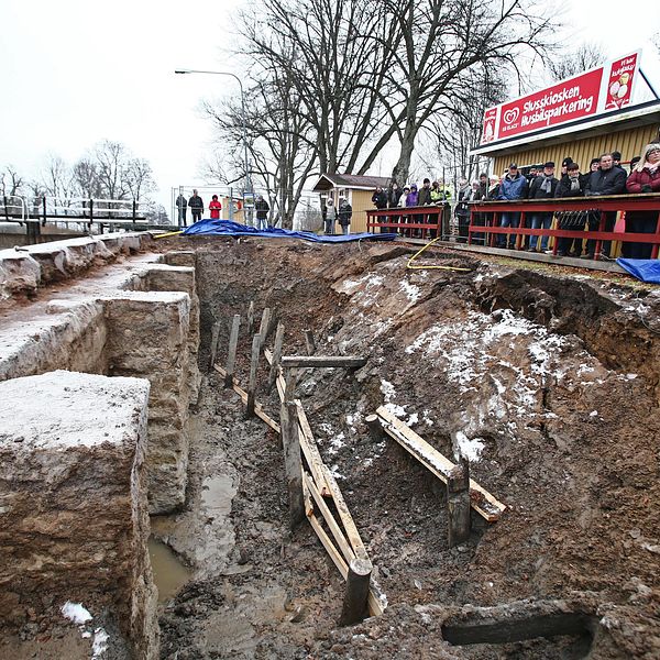 Slussen vid Borenshult är frilagd på sidorna.