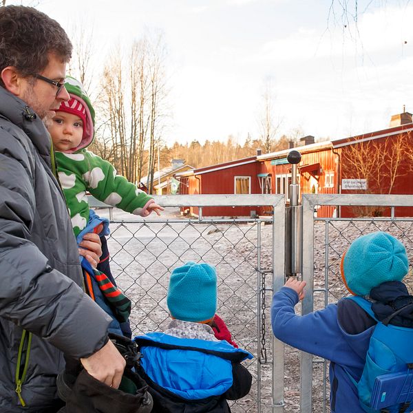 Pappa med barn på väg till förskola