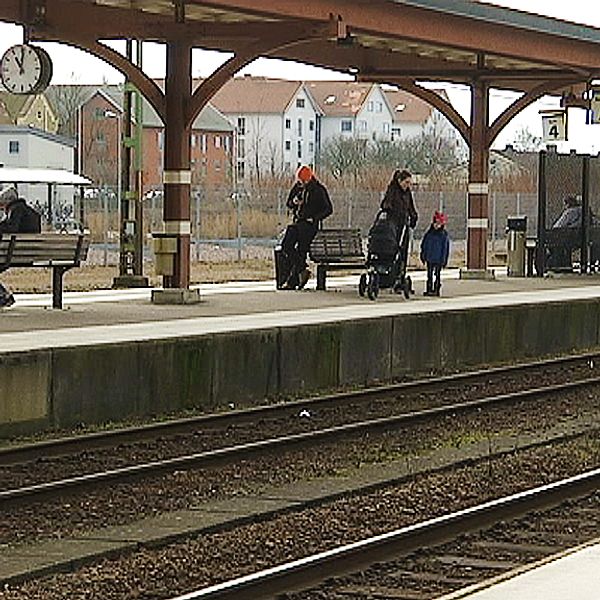 Halmstad central. Personer står på en perrong.