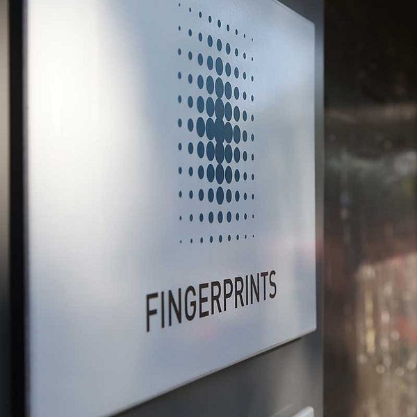 Fingerprint (skylt med logga)
