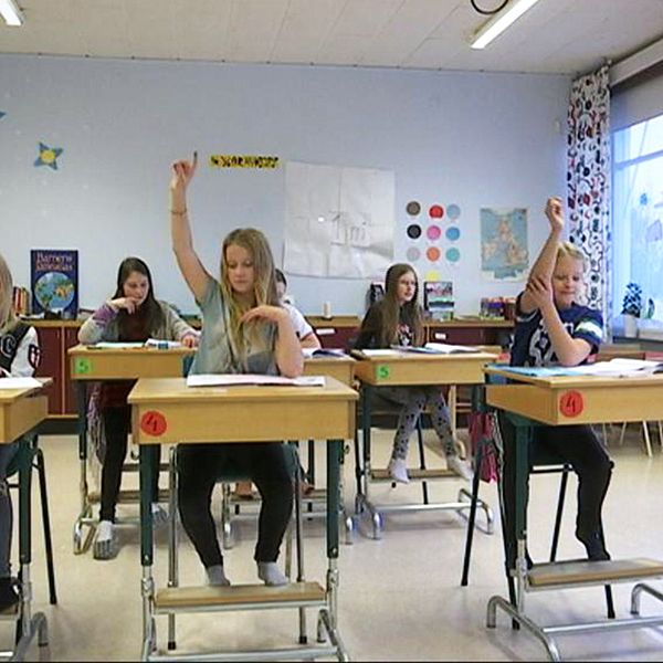 Klass 4-5 på Dädesjö skola, som består av sju elever, har lektion. Eleverna sitter i sina skolbänkar och räcker upp händerna.