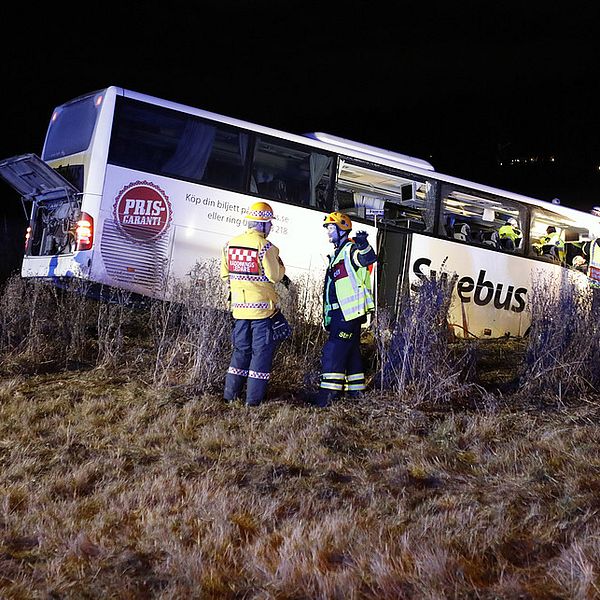 En linjebuss kolliderade med en personbil mellan Märsta och Sigtuna.