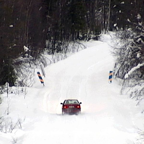 Bil på enskild snöig väg