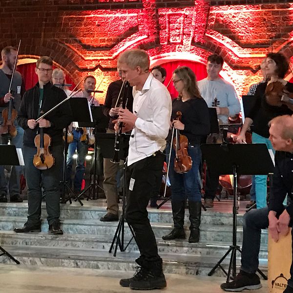 Svenska Kammarorkester repeterar i Blå Hallen.
