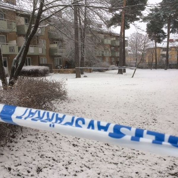 Polisbil vid lägenhet på Skallberget