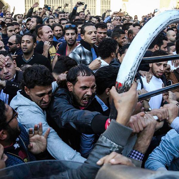 Demonstranter drabbar samman med kravallpolis utanför Markuskatedralen i centrala Kairo.