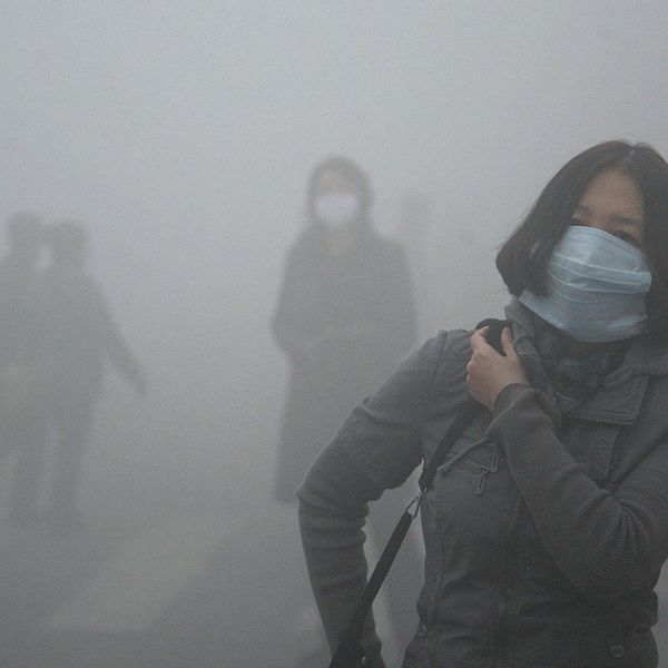 Smog är vanligt i industritäta Kina. Här en kvinna med skyddsmask i Harbin i norra delen av landet.