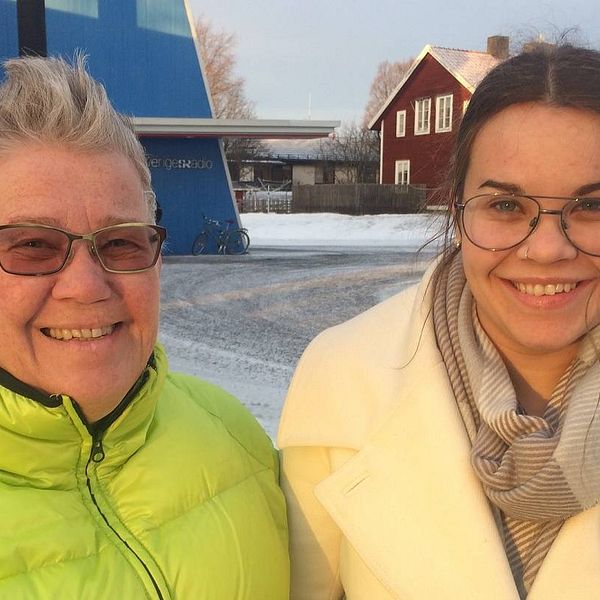 Agneta och Julia Nilsson framför radiohuset i Östersund.